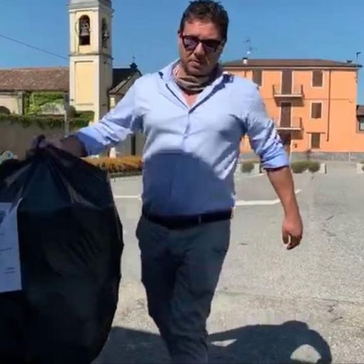 Sant'Angelo: rifiuti abbandonati in un luogo abusivo, il sindaco Grossi li riporta al mittente