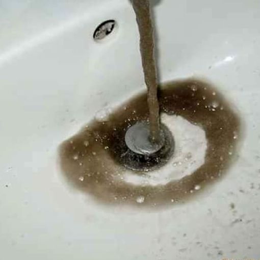 Pavia: acqua marrone dai rubinetti. I cittadini del Ticinello sono esasperati