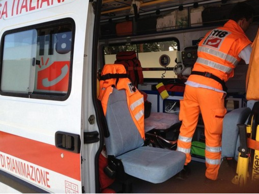 Muore a 41 anni finendo con l'auto in un canale