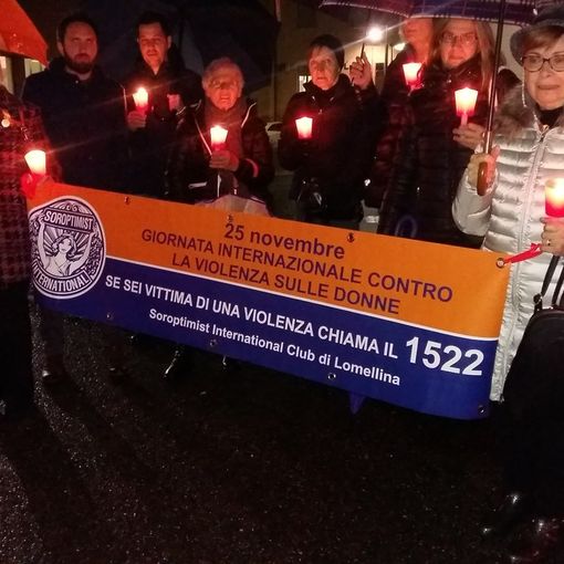 - (FOTOGALLERY) - Vigevano, la Fiaccolata contro la violenza sulle Donne sotto la pioggia