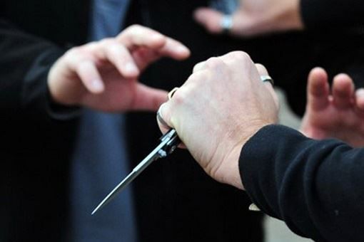Nerviano, donna 63enne accoltella il marito