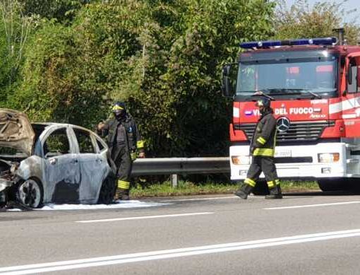 Magenta: auto in fiamme sul cavalcavia vicino all’Iper