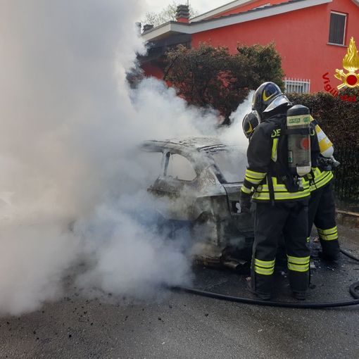 Stradella: incendio distrugge un auto in via san Lodovico