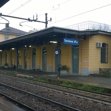 Cade sui binari: una persona travolta dal treno in transito
