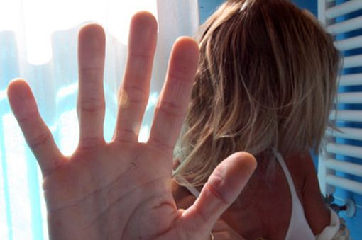 Corsico, donna 43enne aggredita dal convivente: sul posto ambulanza e carabinieri