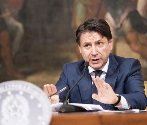 Riaperture, Conte ha firmato il decreto con il calendario generale