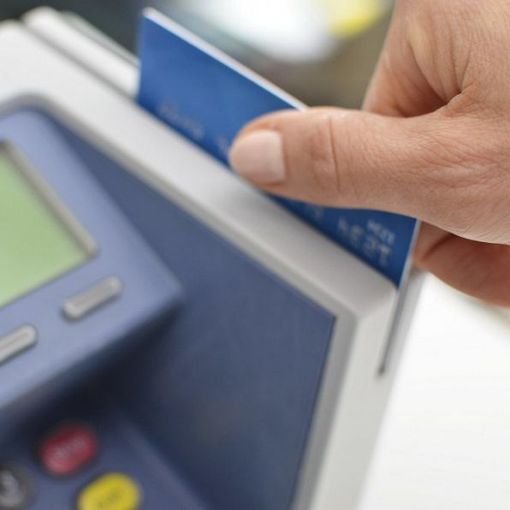 Pavia, shopping a scrocco con la carta di credito dell'anziano assistito: nei guai una badante