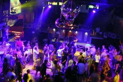 Riaprono le discoteche ma si balla a due metri ed è meglio prenotare