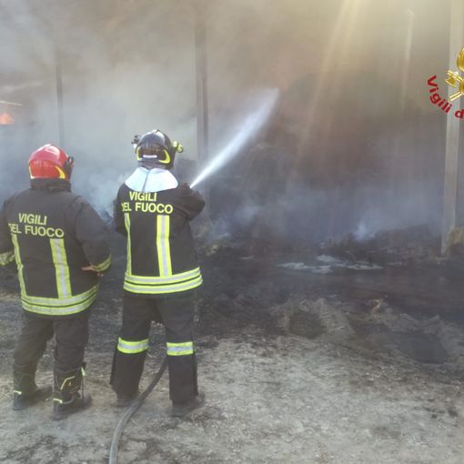 Mede: incendio in un fienile, Vigili del fuoco al lavoro per domare le fiamme