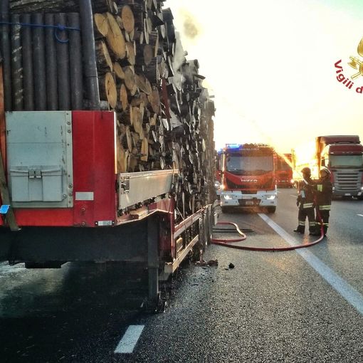 Oltrepò: in fiamme un semirimorchio carico di legname sulla Torino-Piacenza