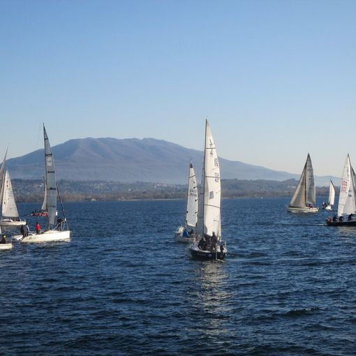 Veleggiare sul Lago Maggiore a Belgirate in inverno