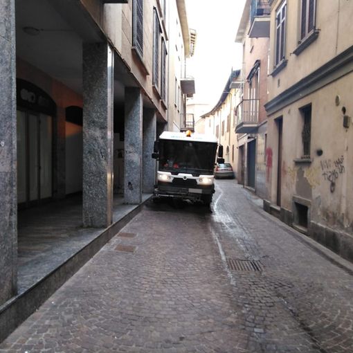 Un'idropulitrice in azione per le vie cittadine