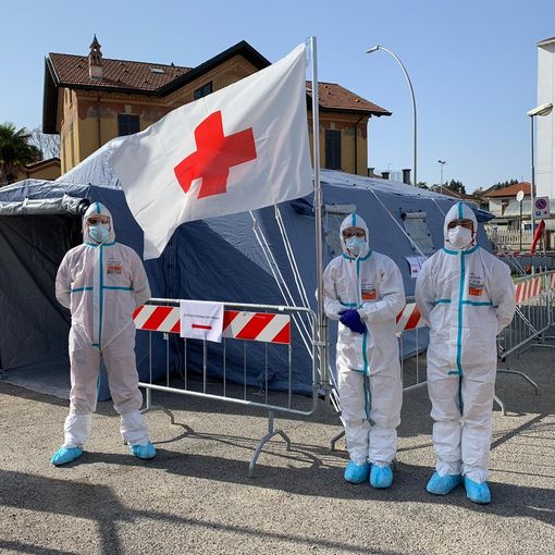 - (FOTONOTIZIA) - Vigevano: il personale della Croce Rossa presente al Pre-Triage all'esterno dell'ospedale Civile