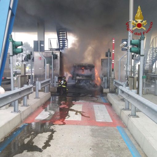 Gropello: il video dell'intervento dei Vigili del fuoco al casello autostradale della Milano-Genova