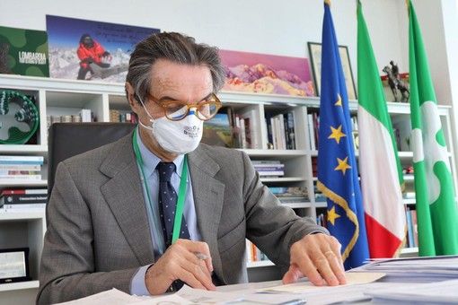 Fontana dopo l'incontro con i sindaci: «Preoccupati perché mancano le linee guide definitive da Roma per le riaperture»