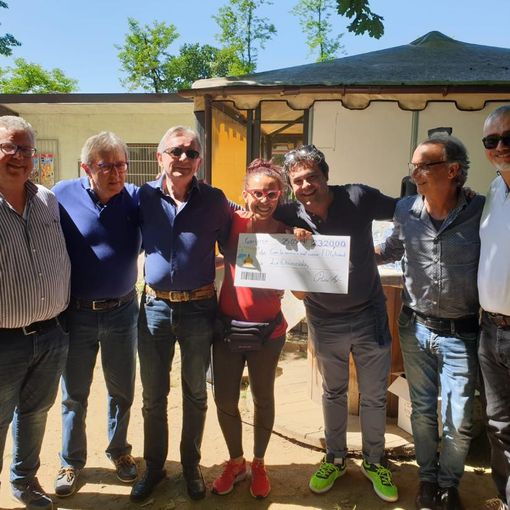 Garlasco, la band foto di gruppo ha donato una somma di denaro frutto di un concerto di beneficenza all’associazione “la Chiocciola”