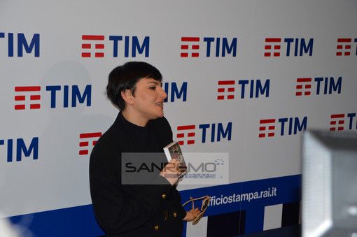 Arisa in conferenza stampa: &quot;'Mi sento bene' perché ho capito che bisogna vivere e volersi bene&quot;