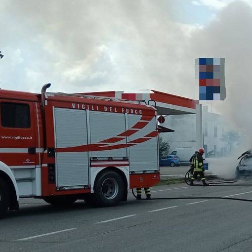 Casteggio: auto in fiamme di fronte a un distributore di benzina sulla statale 10