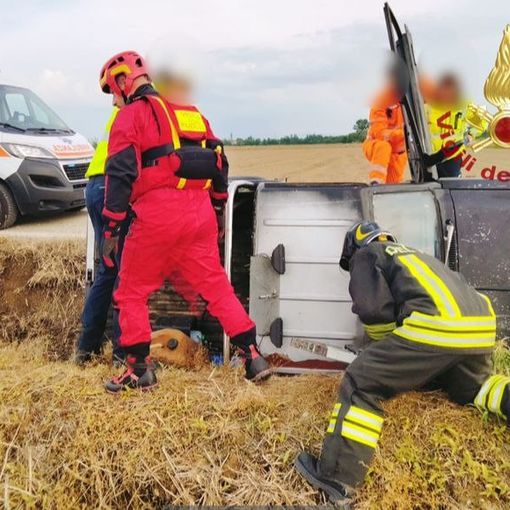 Pavese: escono di strada con l'auto sulla provinciale 110, soccorsi due uomini