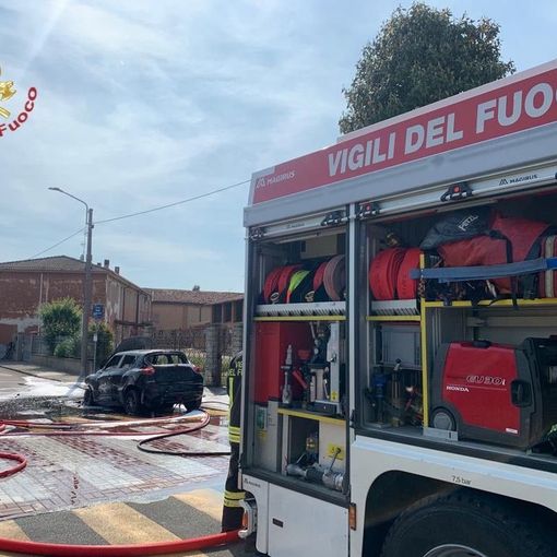 Pavese: auto alimentata a gpl prende fuoco, fiamme domate con la schiuma