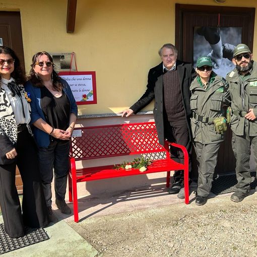Inaugurata la Panchina Rossa presso la sede di Con Tatto Donna a Vigevano