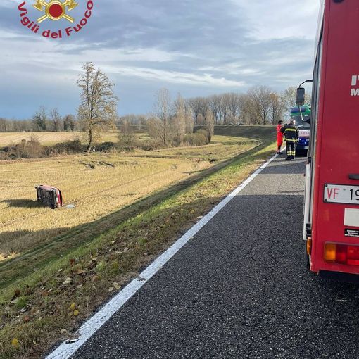 Carbonara al Ticino: esce di strada con l'auto e finisce in un campo, ferita una 24enne