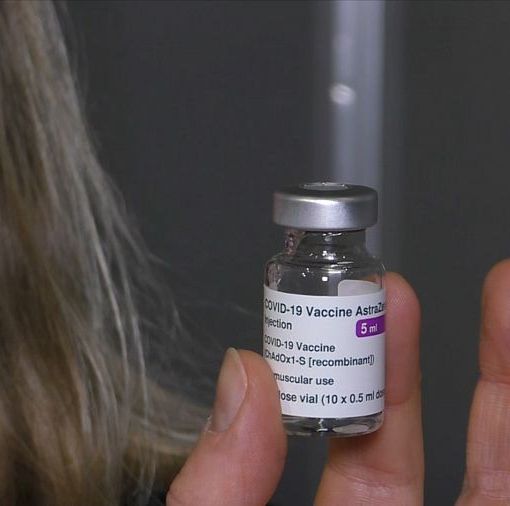 Via libera al vaccino AstraZeneca fino a 65 anni
