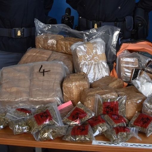 Maxi sequestro di hashish e marijuana nel Varesotto: recuperati 24 chili di droga, due persone in manette