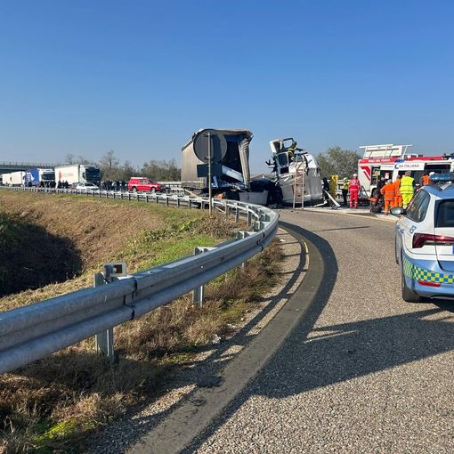 Schianto tra camion sulla Torino-Piacenza, perde la vita un 62enne