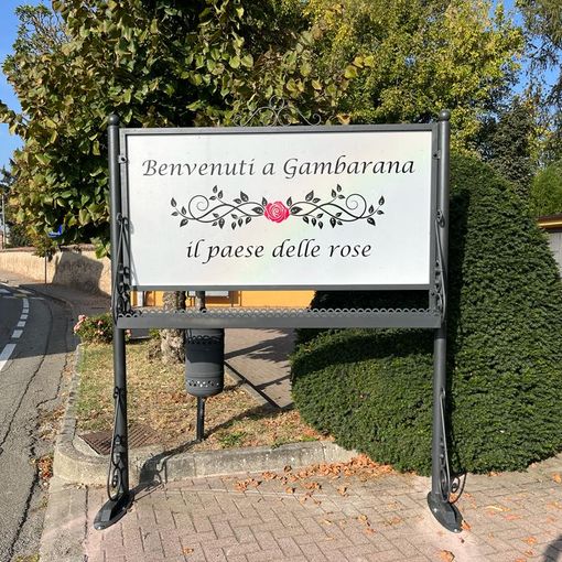 Gambarana: cartelli per celebrare il &quot;paese delle rose&quot;