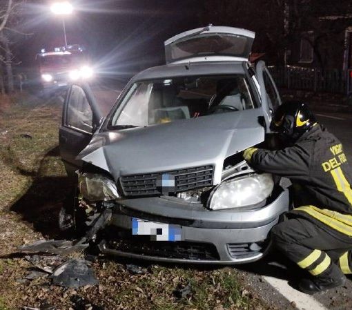Oltrepò: esce di strada con l'auto e si schianta contro un albero, ferito un 78enne
