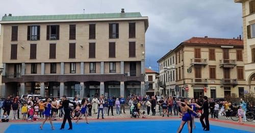 Trecate, la Festa patronale con le scuole di danza in piazza per una giornata dedicata al commercio locale