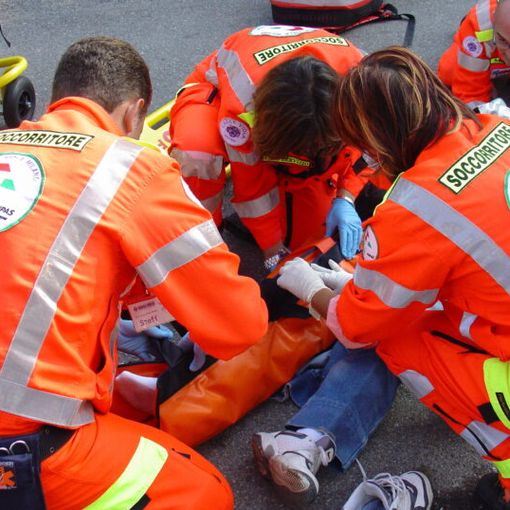 Scontro tra auto nel Pavese, tre donne ferite