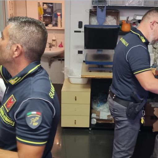 Pavia: scoperta stamperia clandestina di marchi contraffatti, sequestrati oltre 45mila pezzi
