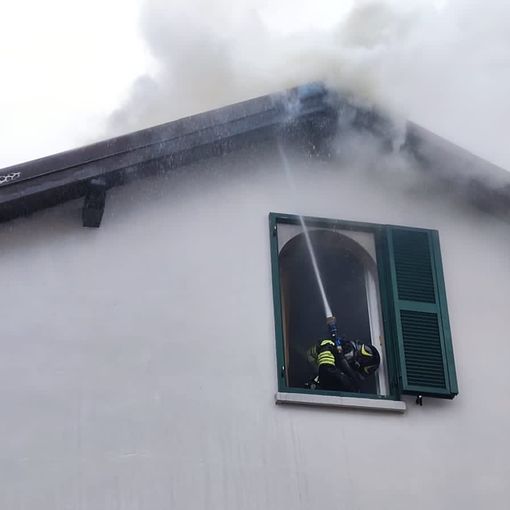 Tetto di una villetta in fiamme a Pavia, sul posto i Vigili del fuoco