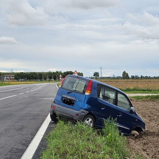 Pieve del Cairo: esce di strada con l'auto, ferito un 76enne