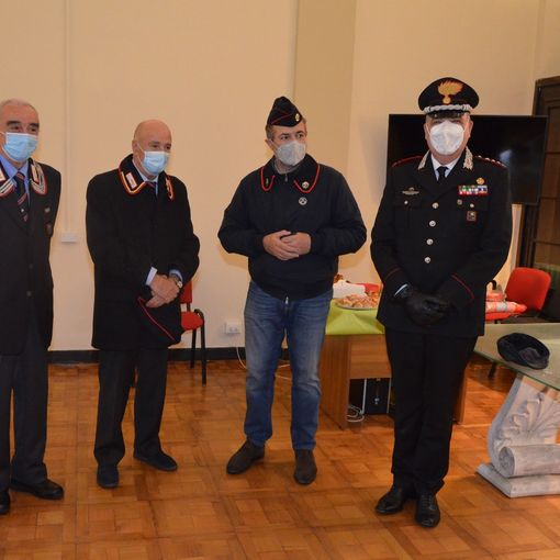 Pavia: i Carabinieri consegnano la tessera dell'associazione nazionale all'infettivologo Bruno per la lotta al Covid-19