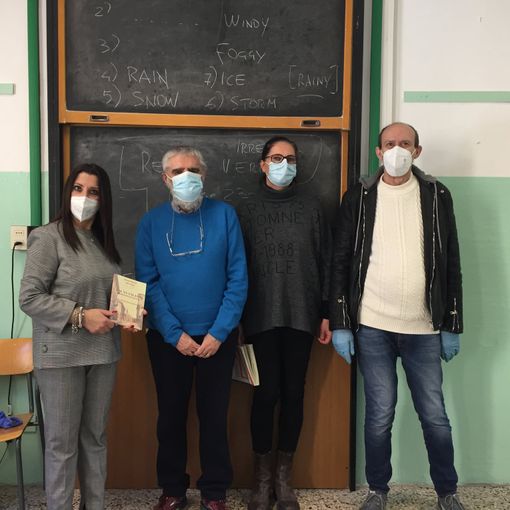 Valle Lomellina: gli autori “di Val ân tâl cör” omaggiano gli studenti delle scuole con una copia del libro