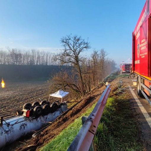 Pieve Albignola, autocisterna ribaltata sulla provinciale 193 bis: proseguono le operazioni di messa in sicurezza. Strada ancora chiusa al traffico