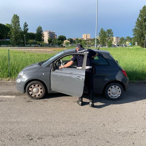 Auto abbandonata a Mantova: era stata rubata a Pavia. Restituita al proprietario
