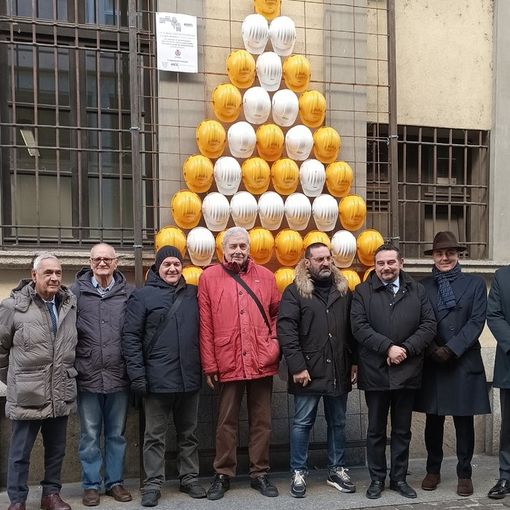 Un albero di Natale fuori dagli schemi: il simbolo di Novara per la sicurezza sul lavoro