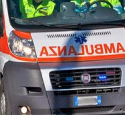 Auto contro un palo: un uomo in codice rosso