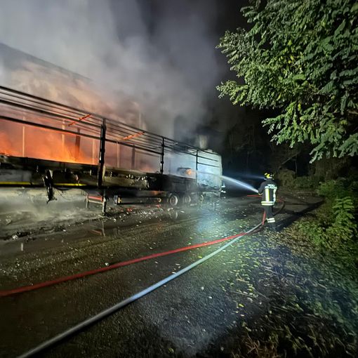 Confienza: rogo in una ditta di autotrasporti in via Vespolate