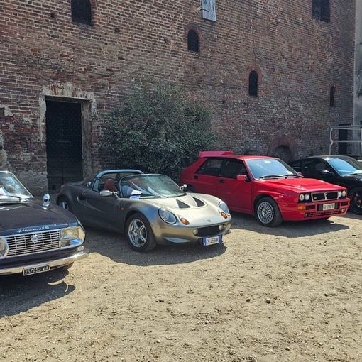 Pieve del Cairo: al Castello Beccaria grande successo per l'esposizione di auto e moto d'epoca. Le immagini