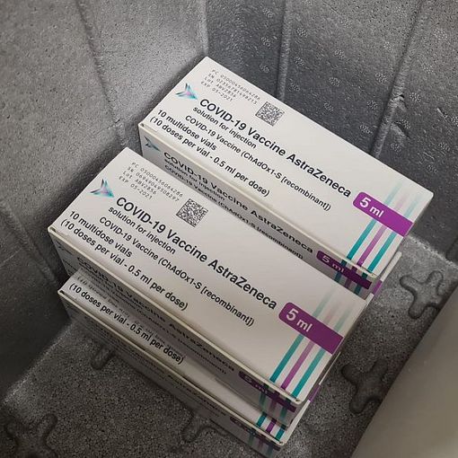 AstraZeneca, Ema valuta limitazioni sull'età