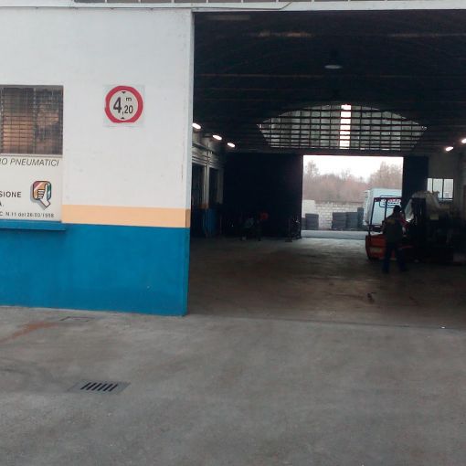 Vigevano: cade dal muletto nel suo capannone, muore il gommista Ivo Campo