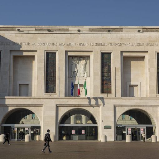 Milano: moto contro furgone, grave ragazza 23enne
