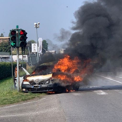 Sedriano: tamponamento sulla ex statale 11, auto prende fuoco