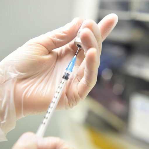 Cagliari, tenta di farsi vaccinare al posto di un No Vax… per una cena: arrestato.