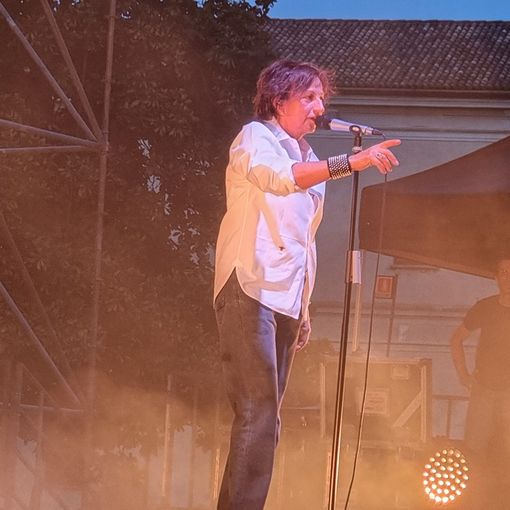 Vigevano, il boato del pubblico scuote le mura del Castello Sforzesco per Gianna Nannini